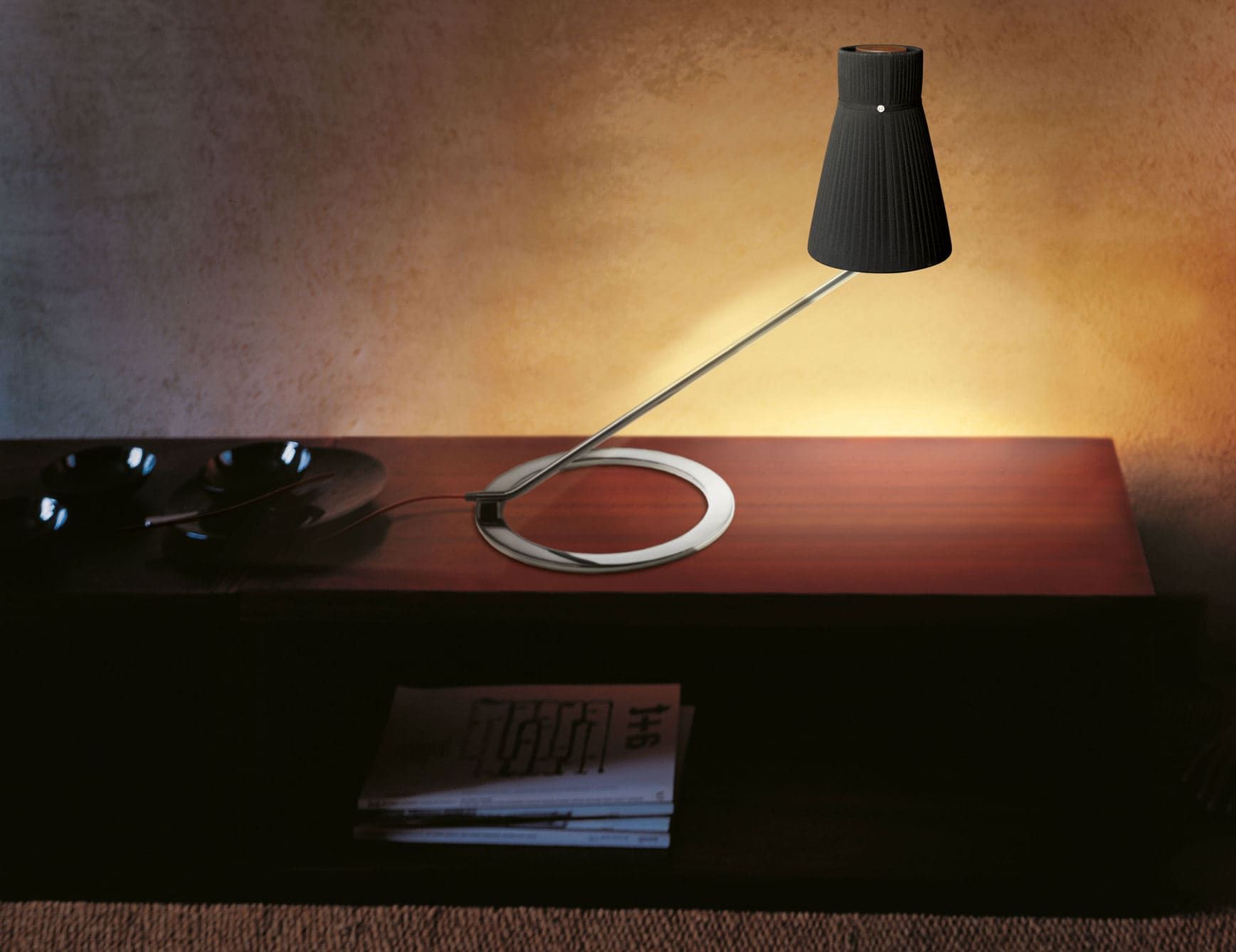 Audrey modern Italian table lamp with black metal