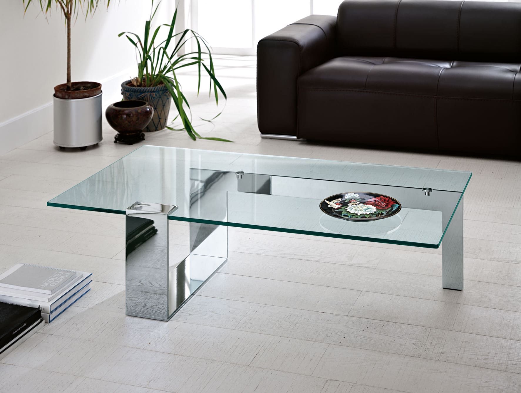 Plinsky contemporary Italian coffee table with clear glass